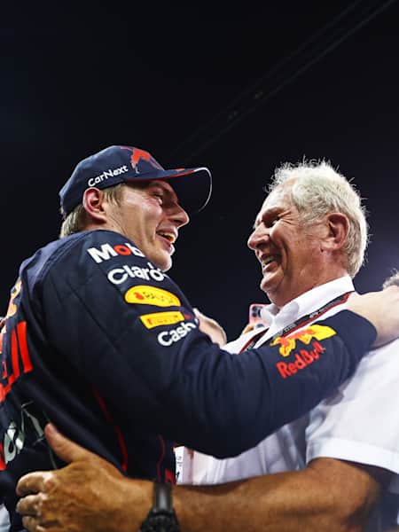 Max Verstappen omhelst Helmut Marko tijdens de Grand Prix van Abu Dhabi