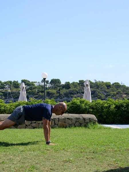 Martín Giacchetta iniciando una flexión de brazos