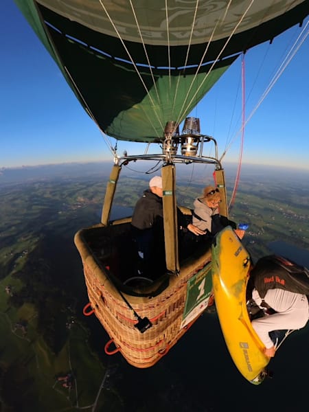 Paul Steiner wird mit dem Kajak aus dem Heißluftballon abgeworfen
