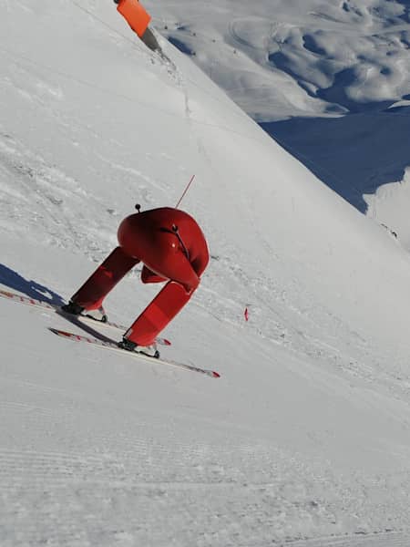 Simone Origone sets a speed skiing record.