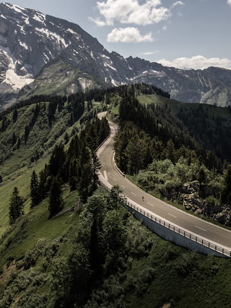 Drohnen-Foto von Ultrarunner Florian Neuschwander beim Marathonlauf auf der Rossfeld Panoramastraße.