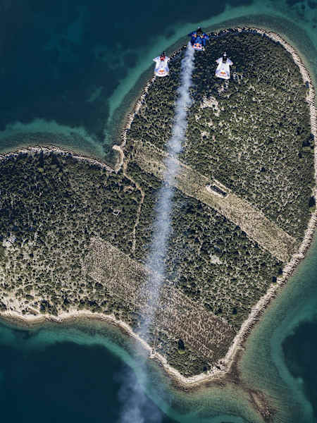 Les Soul Flyers volent au-dessus de Heart Island, île en coeur découverte grâce à Google Earth.
