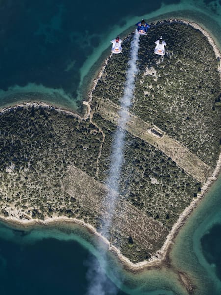 Les Soul Flyers volent au-dessus de Heart Island, île en coeur découverte grâce à Google Earth.