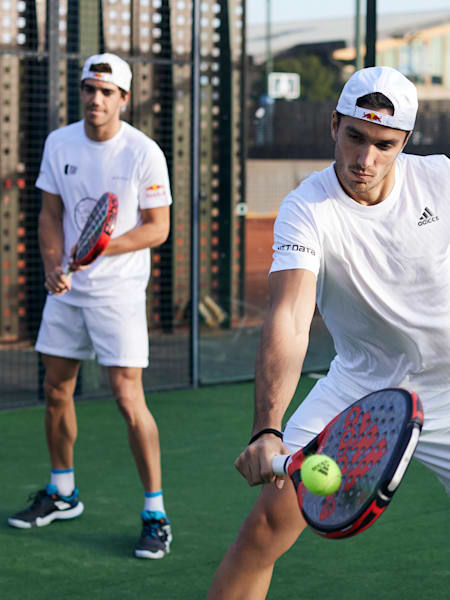 Juan Lebrón und Ale Galán bei einer Partie Padel-Tennis in Madrid.