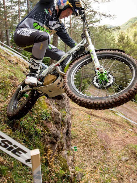 La leyenda británica de trial, Dougie Lampkin, nos guía a través TrialGP español.