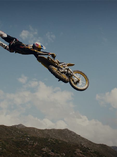 Travis Pastrana w locie z motocyklem - kadr z filmu On Any Sunday: The Next Chapter