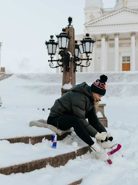 La patineuse artistique Emmi Peltonen lace ses patins dans la neige à Helsinki.