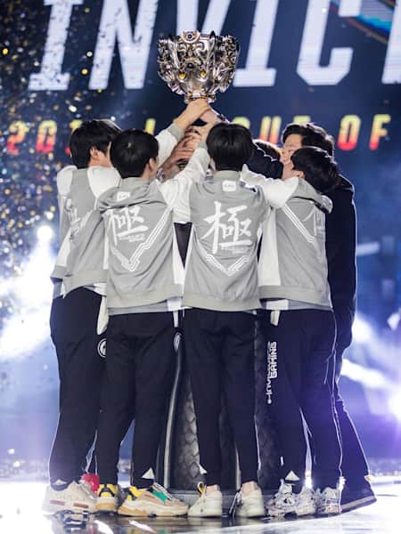 Invictus Gaming hoist the Summoner’s Cup at the League of Legends World Championship 2018.