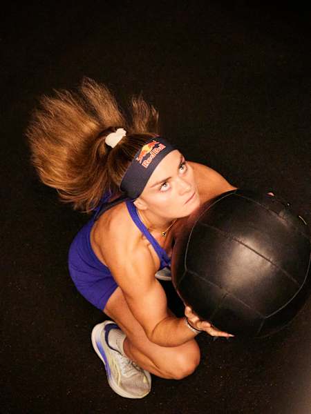 HYROX Elite 15-Athletin Lucy Procter kämpft sich durch Wall Balls 