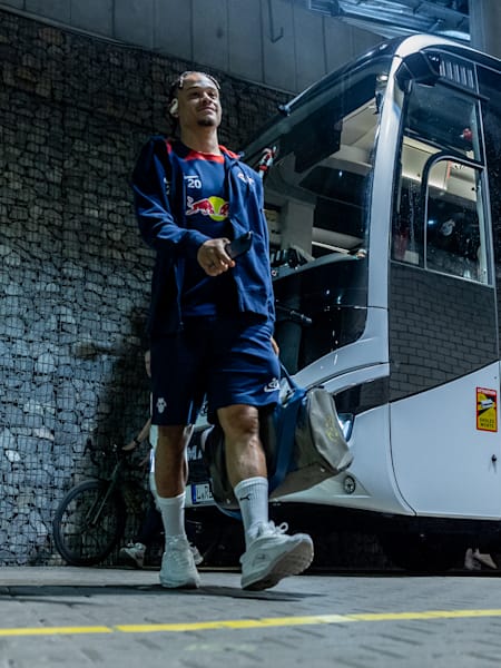 Az RB Leipzig játékosa, Xavi Simons leszáll a csapatbuszról.