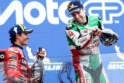 Le pilote français Johann Zarco célèbre sur le podium du Grand Prix de France de MotoGP 2025.