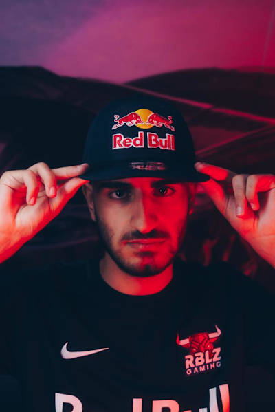 Umut Gültekin von RBLZ Gaming mit Red Bull-Cap.