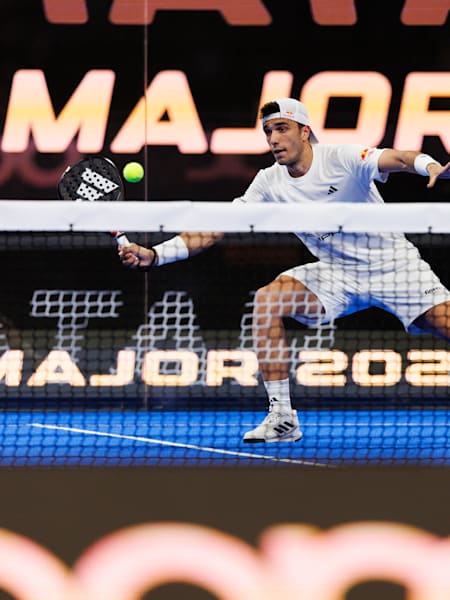 Ale Galan participa en el Ooredoo Qatar Major Premier Padel en Doha, Qatar en marzo de 2024.