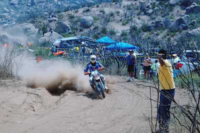 El piloto de rallies y leyenda del Dakar Cyril Despres levanta el polvo a su paso por una de las atapas de la Baja 500 de 2007.