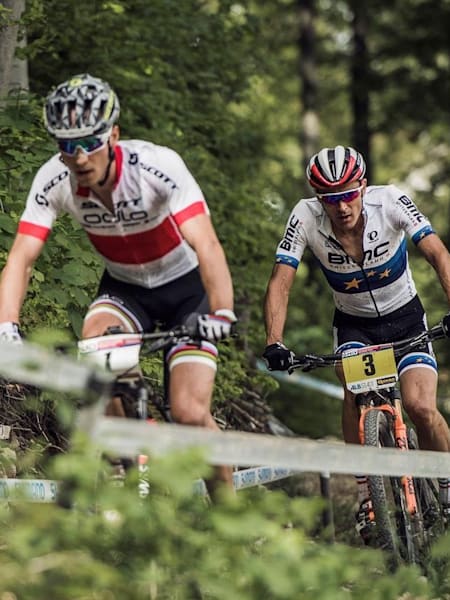 Schurter y Absalon en la carrera de la UCI XCO World Cup en Albstadt el 22 de mayo de 2016.