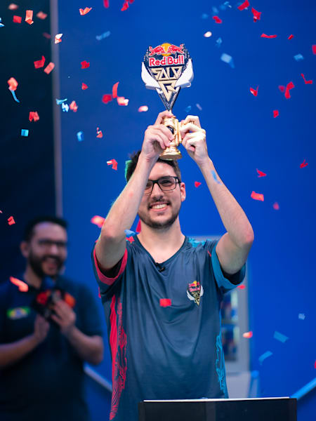 Felipe 'DAT BF' Gonçalves é bicãmpeão do Red Bull Solo Q