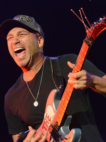 El guitarrista Tom Morello, de Rage Against The Machine, actúa en Inglewood, California.