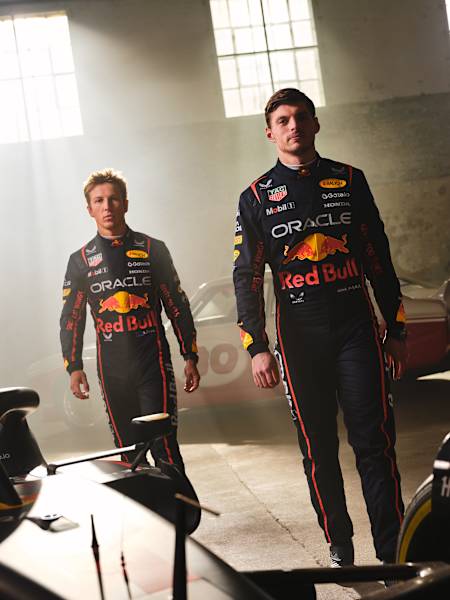 Max Verstappen et Liam Lawson posent lors d'un photoshoot pour le lancement de la saison 2025 de Formule de Red Bull Racing à Londres, au Royaume-Uni.  