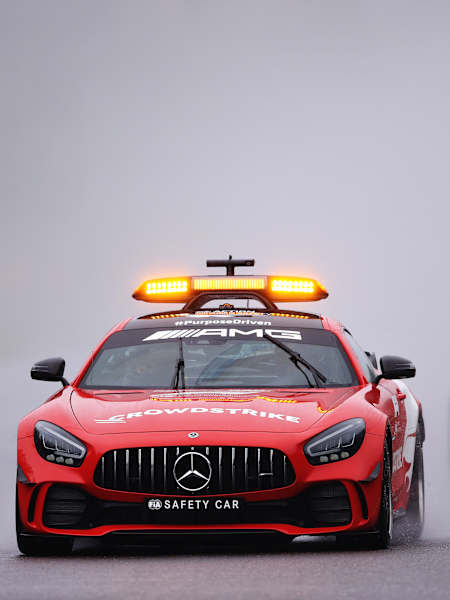 Choix du modèle, règlement, modifications techniques : on répond à toutes les questions que vous vous posez peut-être sur la seule voiture que les fans de Formule 1 n'aiment pas voir sur la piste.
