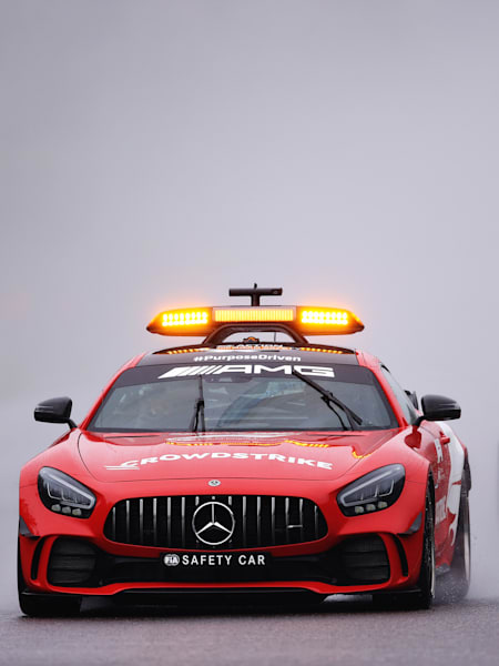 Choix du modèle, règlement, modifications techniques : on répond à toutes les questions que vous vous posez peut-être sur la seule voiture que les fans de Formule 1 n'aiment pas voir sur la piste.