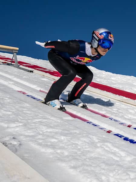 Le sauteur à ski japonais Ryoyu Kobayash s'élance sur le kicker lors de son record à Akureyri, en Islande, le 23 avril 2024.