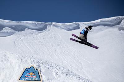 La skieuse acrobatique française, Jade Michaud s'envole en ski freestyle lors du Red Bull Infinites Lines 2021 à Avoriaz.