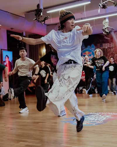 The D. Soraki unterrichtet einen Workshop vor dem Red Bull Dance Your Style World Final in Frankfurt am Main am 1. November 2023.