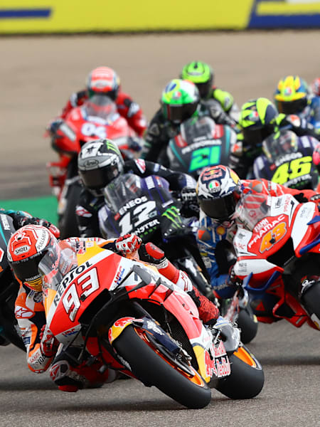 Stawka MotoGP z Markiem Marquezem na czele tuż po rozpoczęciu wyścigu o GP Aragonii 2019.
