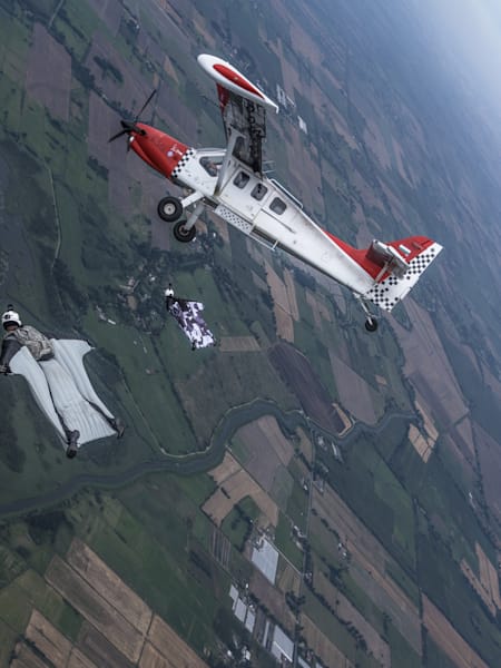 Próby przy ustanawianiu rekordu w formacji wingsuit z samolotem