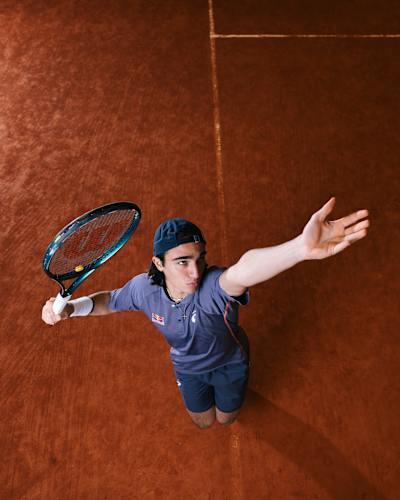Daniel Jade s’illustre lors d’un match de tennis sur la terre battue de Roland-Garros.