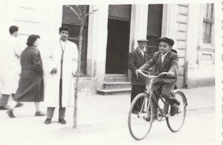 Un băiat în Buzăul anilor '40 pe o bicicletă pentru copii produsă la Mediaș