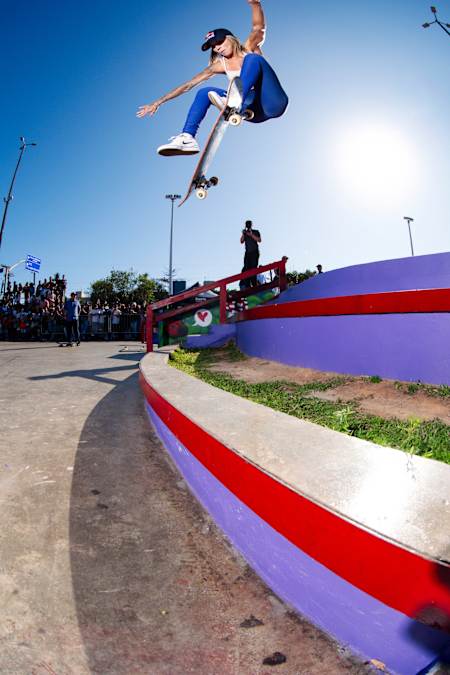 Leticia Bufoni realiza un 360 Flip en el Red Bull Drop In Tour en Florianópolis, Brasil, el 29 de septiembre de 2024.