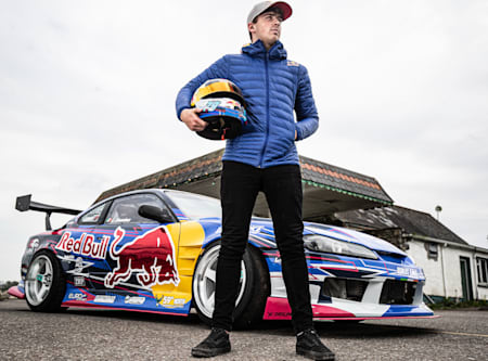 Conor Shanahan posa orgulloso junto a su coche pintado de Red Bull.