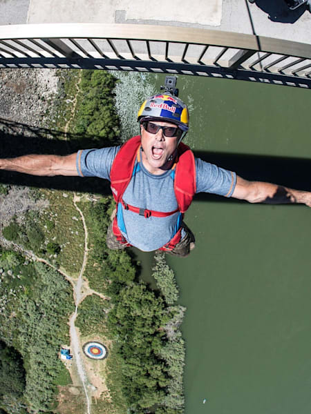 Record du monde de Base Jump : Miles Daisher réalisé 63 sauts en base jump en 24 heures.