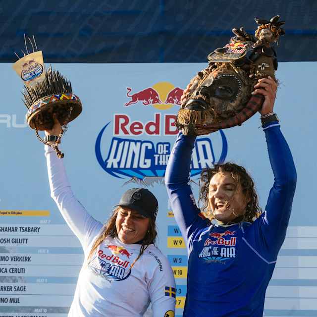 Nathalie Lambrecht y Lorenzo Casati celebran en el podio durante el tercer día del Red Bull King Of The Air 2025 en Ciudad del Cabo, Sudáfrica, levantando orgullosos sus trofeos únicos del evento.