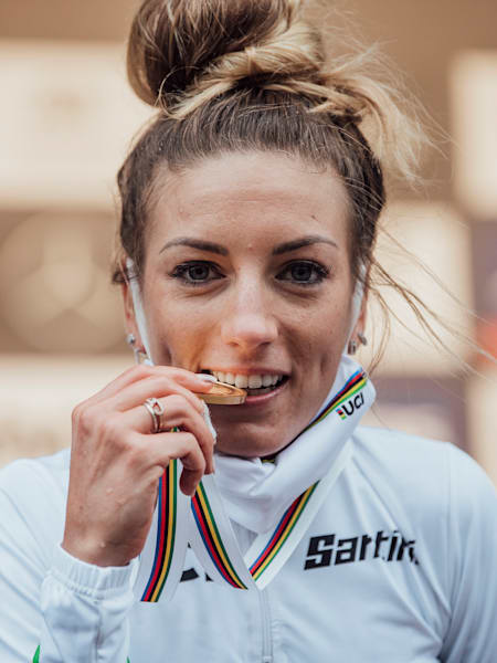 La Française Pauline Ferrand-Prévot a été sacrée championne du monde de VTT cross-country une troisième fois lors des Mondiaux de VTT 2020 à Leogang en Autriche.