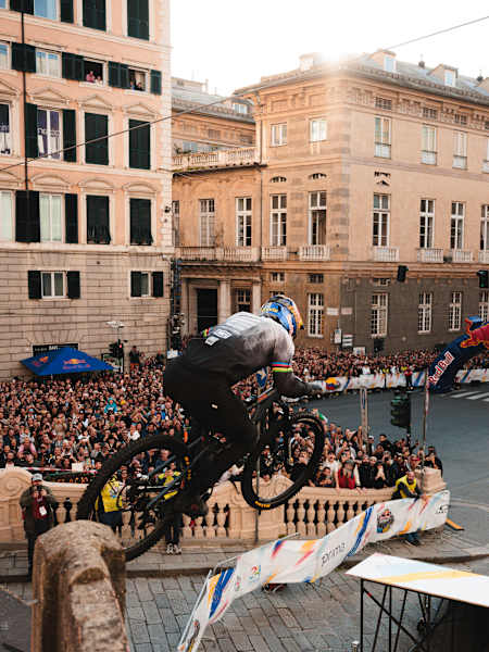 MTB Downhill Pro Tomas Slavik beim Zieleinlauf des Red Bull Genua Cerro Abajo 2025.