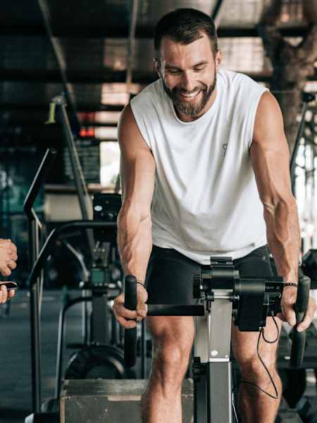Tiago Lousa, treinador da HYROX, com o seu atleta Alexander Rončević