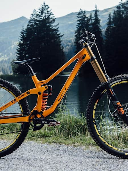 Scott Gambler Tuned, in orange, seen at Lenzerheide.