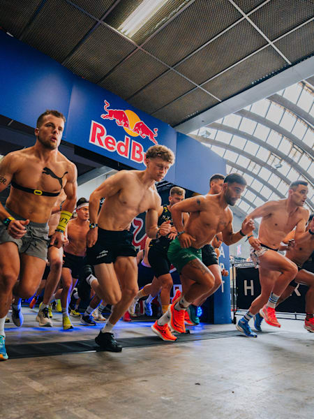 Deltagarna i pro men-kategorin uppträder vid Hyrox World Championship i Nice, Frankrike, den 8 juni 2024.