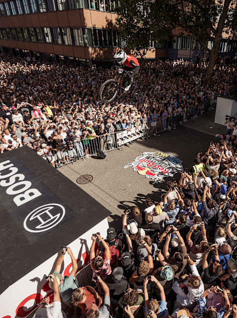 Johannes Fischbach springt bei Red Bull Stuttgart Cerro Abajo am 6. September 2026 in Stuttgart über die Zuschauermenge hinweg