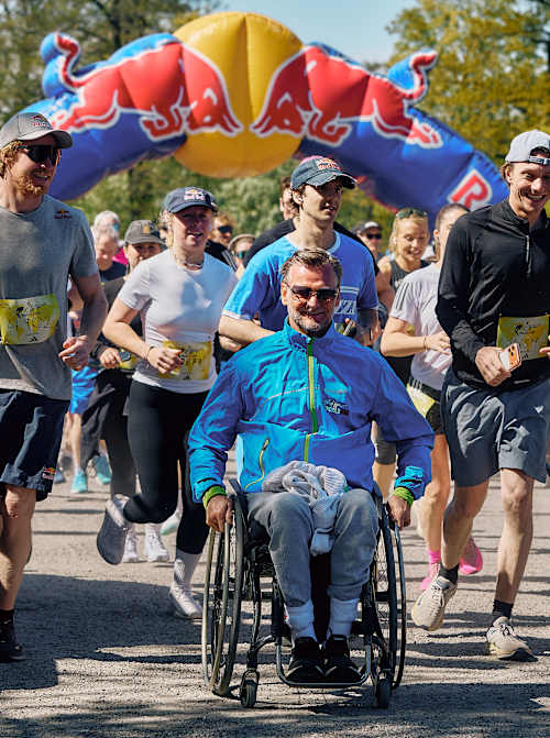 Deltagare i Wings for Life World Run App Run 2026 samlas i Stockholm för det globala loppet med löpare och rullstolsburna deltagare.