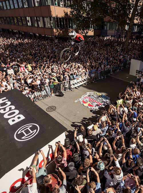Johannes Fischbach springt bei Red Bull Stuttgart Cerro Abajo am 6. September 2026 in Stuttgart über die Zuschauermenge hinweg