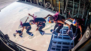 Leticia Bufoni feeble grind en un rail a 3000 metros de altura