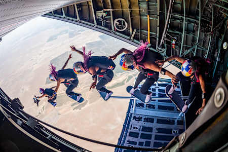 Leticia Bufoni grindet eine Rail in 2.750 Metern Höhe. 