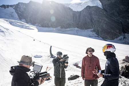 Mathilde Gremaud und das Kamera-Team in Saas Fee beim Dreh zu ihrem World‘s First.