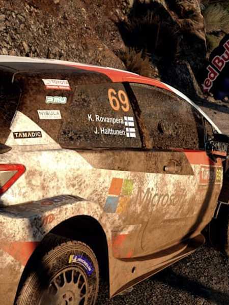 Captura de pantalla de un coche acercándose a la meta en el juego de carreras WRC 9 en la consola Nintendo Switch.