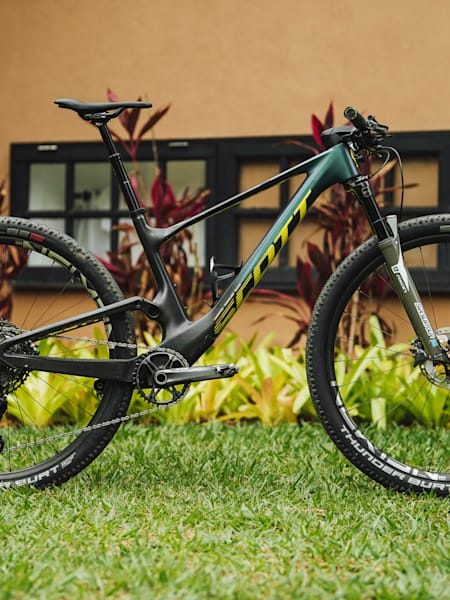 Full front view of Martin Vidaurre's Scott Spark RC MTB.