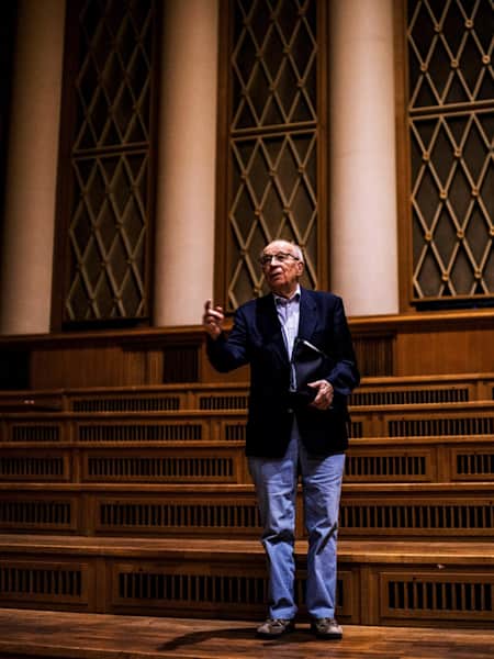 Gerhard Steinke im Saal 1 des Funkhaus Berlin