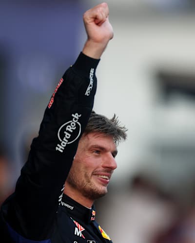 Max Verstappen dans le parc fermé après sa victoire au Grand Prix de Bahreïn de F1 2026 sur le circuit de Sepang, en Malaisie.